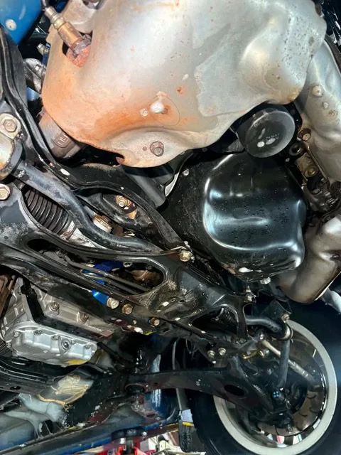 Front subframe, steering rack and sump of a vehicle viewed from the hoist