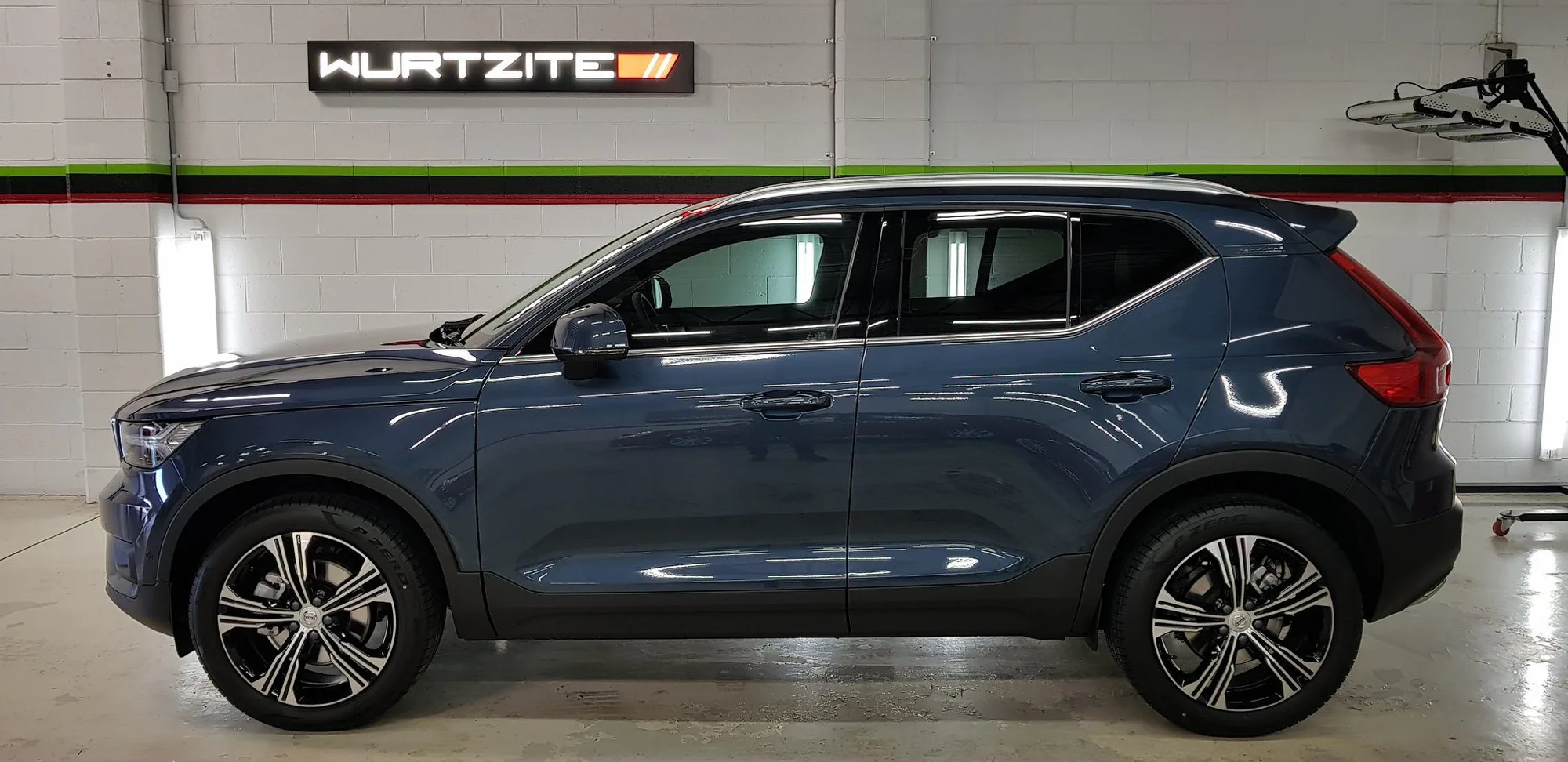Side and rear glass of a blue Volvo XC40 treated at Ceramicar, not only the windscreen